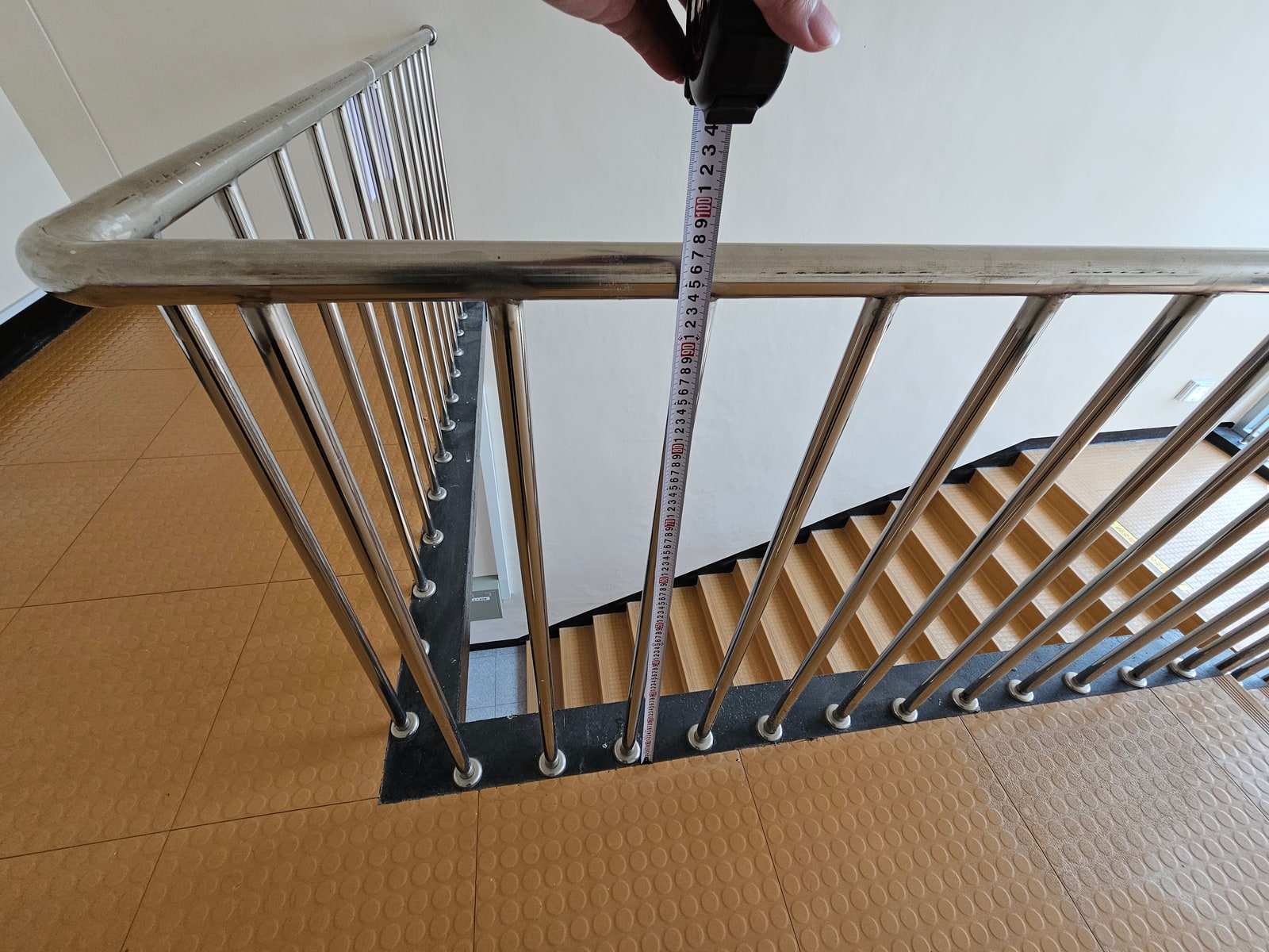 중학교 정기안전점검에서 구조부재와 마감 부위 층별 조사
